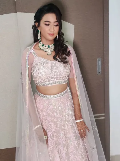 The full look for Ankita's Sangeet. Her pastel lehenga and the soft glam makeup were a match made in heaven.