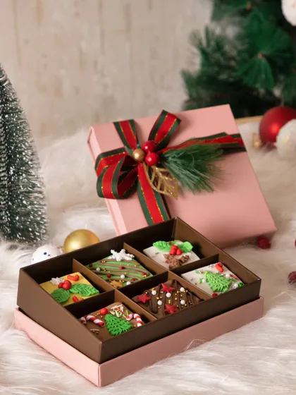 A perfect Christmas gift box. This one is filled with our specially decorated Christmas brownies, each one a little piece of edible art.