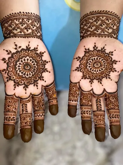 A beautiful and symmetrical mandala design on both palms. This classic pattern is a popular choice for guests and festive occasions.