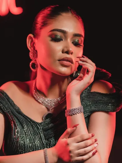 Another angle of this intense and glamorous cocktail look. The shimmer on the eyes catches the light beautifully.