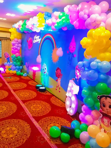 A side view of the long Cocomelon backdrop and balloon garland.