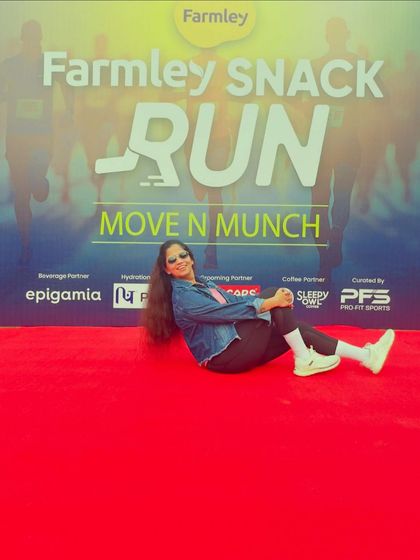 Another fun pose on the red carpet, capturing the pre-race excitement.