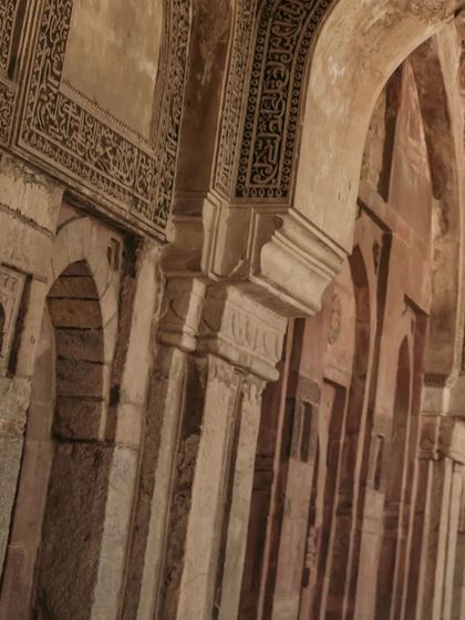 An architectural detail shot of the beautiful archways at a Delhi monument. We capture these details to help set the scene and add texture to your final wedding album.