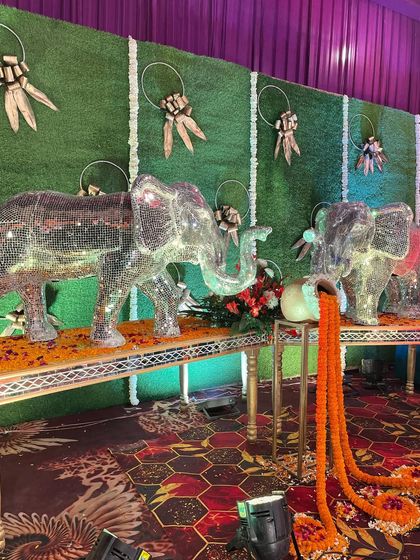 Themed Decor & Statement Props photo 19