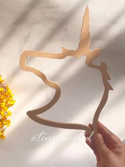 Add a touch of magic to your decor with this unicorn-shaped MDF frame. It is a fantastic choice for creating a personalized piece for a child's room or anyone who loves a bit of fantasy.