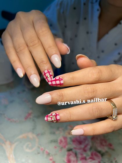 A cute and polished look perfect for a vacation. This set features hand-painted pink plaid, delicate bows, and gold heart accents on a soft, neutral base.