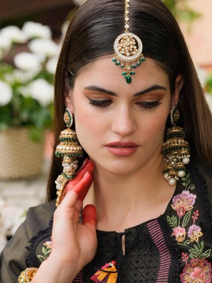 Another look at our gorgeous antique-finish jhumkas and maang tikka, paired with henna-adorned hands. A perfect look for a wedding guest or bridesmaid.
