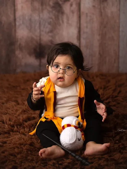 How adorable is this little wizard? I had so much fun creating this magical Harry Potter themed session. I provide all the props to make your baby's photoshoot truly enchanting.