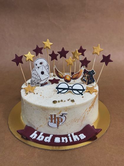 A full view of the magical Harry Potter birthday cake. The combination of edible prints and fondant star toppers creates a dynamic and festive look for any Potterhead.
