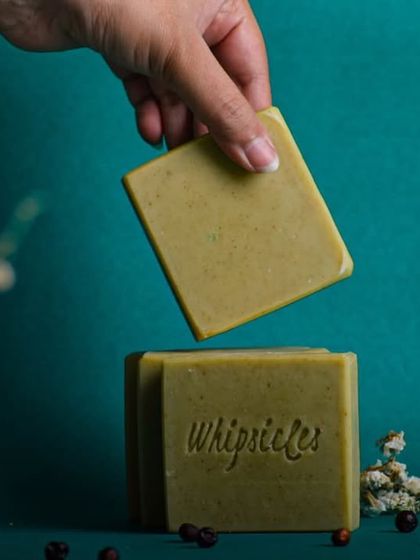 The Green Zest bar is perfect for oily skin types. Its uplifting citrusy scent comes from a blend of Juniper Berry, Lime, Bergamot, and Lemongrass essential oils.