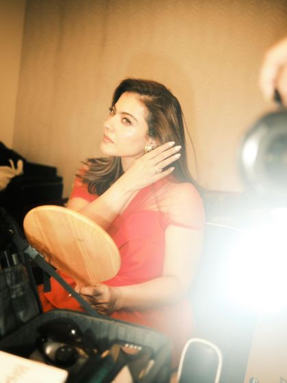 A colorized version of the behind the scenes shot, highlighting the vibrant red of the gown.