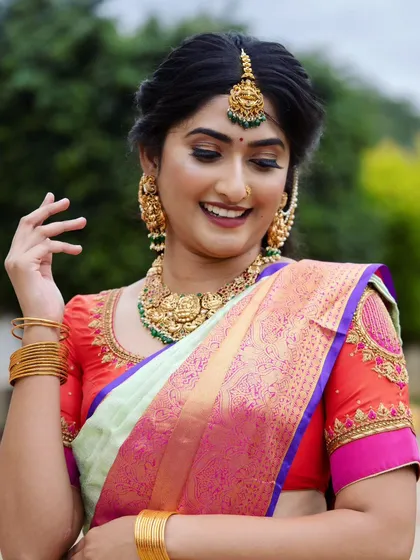 A closer look at this bride's radiant makeup. I focused on creating luminous skin, well-defined brows, and elegant winged eyeliner, paired with a warm lip color that enhances her natural beauty.