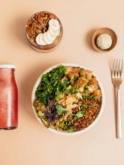 A look at a typical day with our meal subscription. From a smoothie bowl to start your morning, a nourishing bowl for lunch, to healthy snacks and drinks, we make eating well throughout the day effortless and enjoyable.