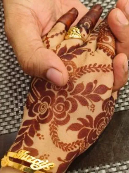 A close-up showing the flawless, deep color of the natural henna stain. I never use filters in my photos, so what you see is the real result.