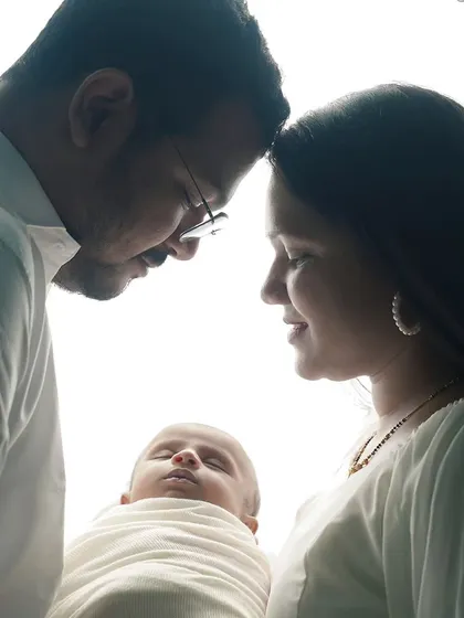 The beginning of a new family, captured in a simple and powerful silhouette. This portrait focuses on the shape of your love.