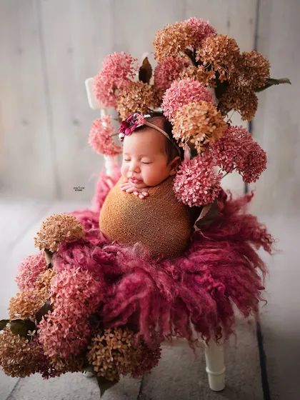 Nestled among the flowers, this little one is a dream. I use soft textures and beautiful floral arrangements to add a touch of elegance to my newborn sessions.