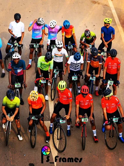 An aerial view of the U-18 start line, showing the impressive number of young participants.