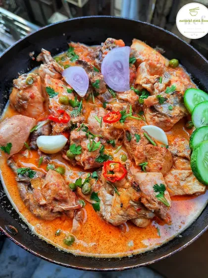 A new recipe I tried: cheese chicken curry. It's creamy, savory, and has a unique taste.