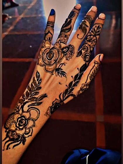 A modern take on an Arabic design, with bold floral and leafy elements spaced out on the back of the hand. This style is great if you want something that is both striking and open.