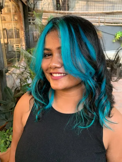 A happy client with her new turquoise money piece. It's a fun and edgy look that's totally on-trend.