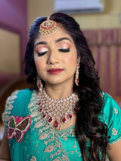 Another look at this soft and pretty party makeup. The eyeshadow is a gentle wash of pink, paired with a classic red lip, suitable for any festive occasion.