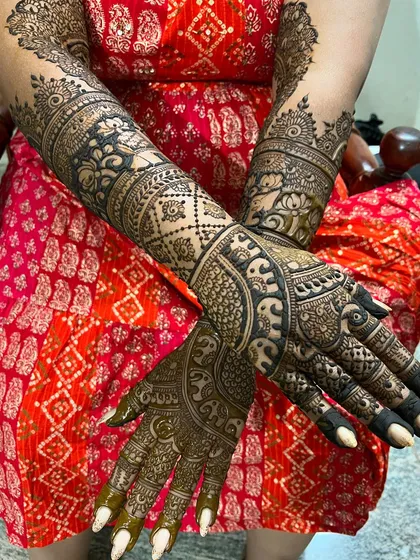 Another angle of the same design, showing the beautiful flow of patterns from the fingers to the elbows.