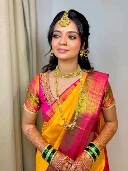 This Shetty bride looks absolutely stunning. The makeup is soft and radiant, with a focus on her beautiful eyes and flawless skin.