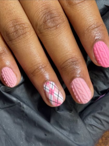 The texture on these 3D sweater nails is so satisfying. A perfect design to save for your next winter vacation.