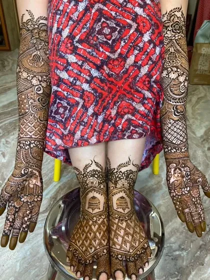 This full bridal set includes matching designs for hands and feet. I incorporated dulha-dulhan portraits on the hands and elegant patterns on the feet for a cohesive look.