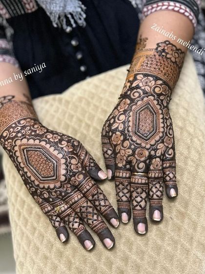 A bold, geometric design perfect for Eid, with a central hexagonal motif on each palm.