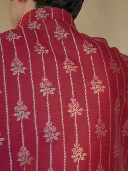 Even the back of our jackets receives full attention, with patterns that ensure you look impeccable from every angle.