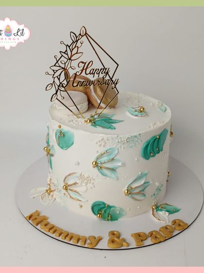 An elegant anniversary cake for "Mummy & Papa." This design features a delicate painted texture, macarons, and a stylish topper.