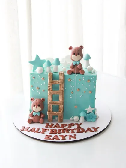 A cute teddy bear-themed half birthday cake for Zayn, with two bears and a ladder reaching for the stars.