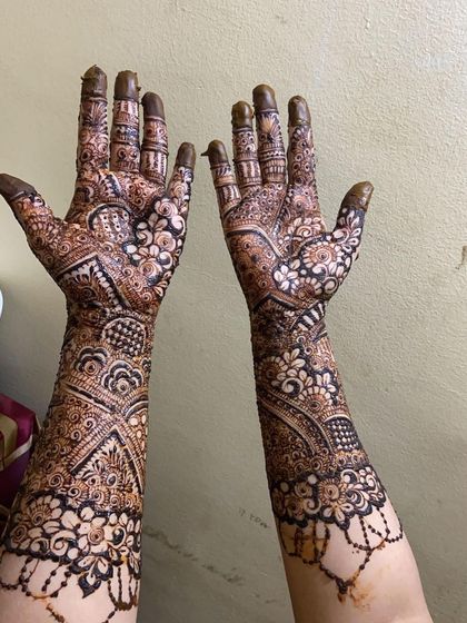 The back of the hands for the same bridal set, showing continuous patterns.