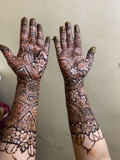 The back of the hands for the same bridal set, showing continuous patterns.