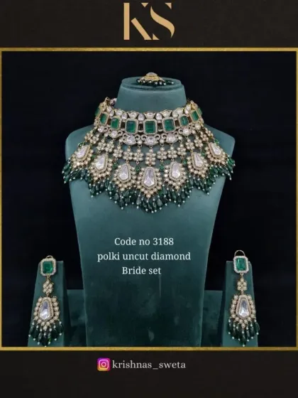 This version of the polki bridal set features classic emerald green tassels, a timeless and royal combination.