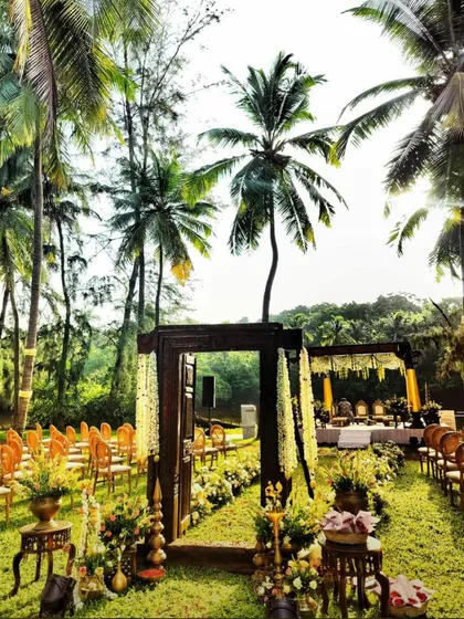A surreal wooden and gold themed mandap set amidst the palm groves of Bekal. The design perfectly complements the natural landscape, creating a seamless blend of tradition and destination beauty.