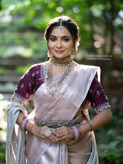 To show my students the versatility of bridal makeup, I created this elegant look using silver jewelry. The soft, luminous makeup with a defined eye and a subtle lip complements the cool tones of the silver, perfect for a modern reception or engagement.