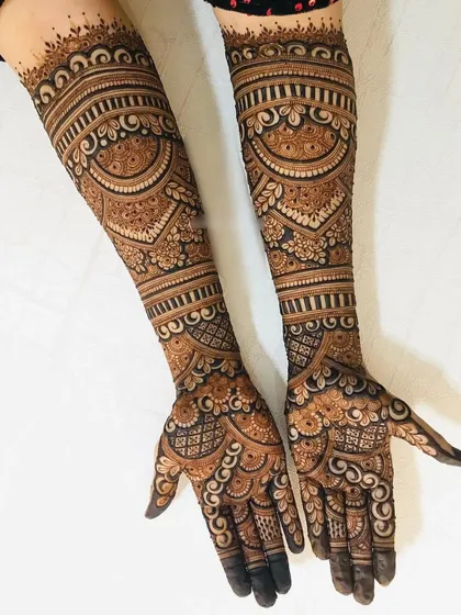 A full-coverage design with repeating semi-circular patterns. This creates a very rich and textured look, perfect for a bride who wants a traditional and dense mehndi.