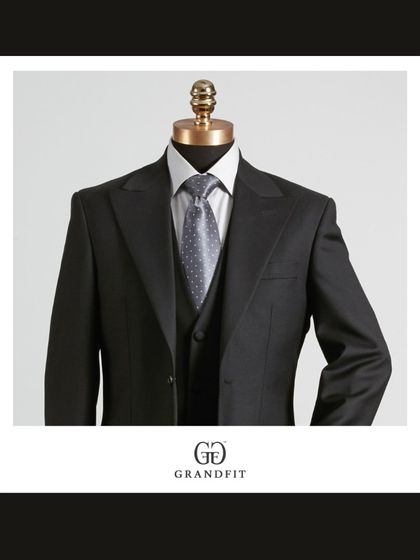A formidable black three-piece suit. This powerful ensemble is perfect for the most formal business engagements, conveying seriousness and sophistication.