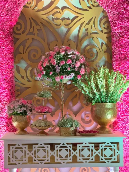 Unending elegance and opulence. This decor corner features a stunning floral arrangement against a backdrop of gold and pink, showcasing a perfect blend of color and texture. 🤍🌸