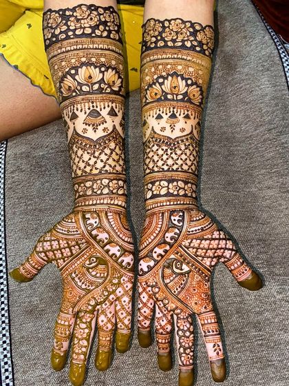 A lovely traditional design with a focus on elephant and lotus motifs, creating a classic and auspicious look for any bride.