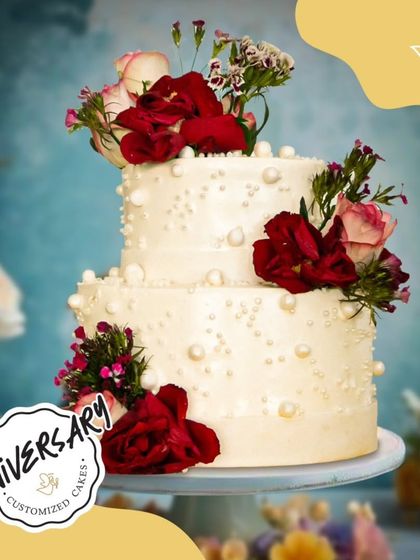 We created this classic two-tier anniversary cake with pearl details and fresh red roses for Mridul and Akanksha in Noida. It’s a timeless design that speaks of romance and elegance.