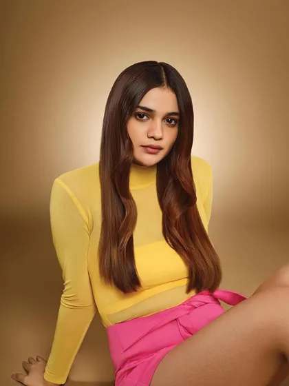 This look for Schwarzkopf features a clean, youthful makeup style. I used soft, warm tones to create a healthy glow, ensuring the makeup complemented the model's vibrant outfit and the smooth, flowing hairstyle.
