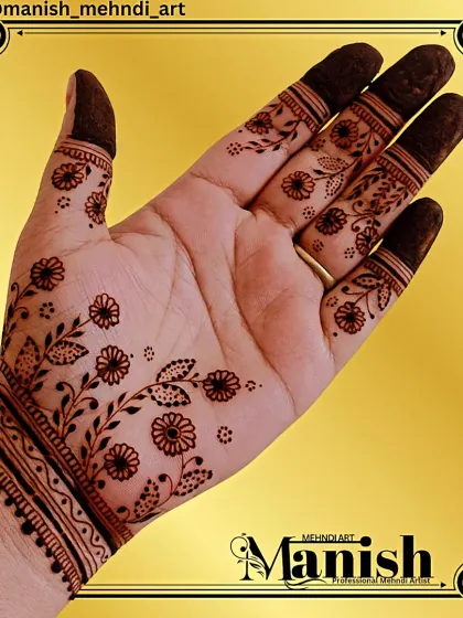 A simple floral vine pattern on the palm. This is a quick and beautiful design, ideal for festivals, parties, or for guests at a wedding.