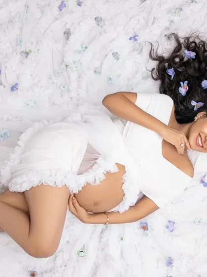 A happy smile for the camera in this lovely floral bed setup. It’s a playful and joyful way to capture your pregnancy.