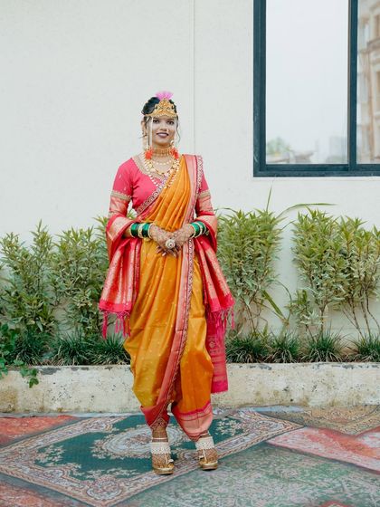 Another full length shot of the Nauvari bride, showing her complete look from head to toe.