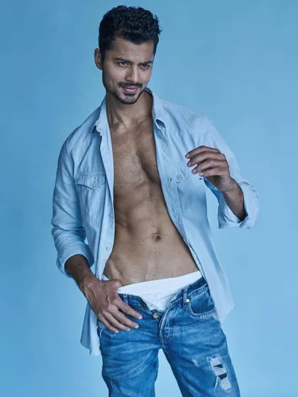 People with dimples have a divine role: to smile! A moment of ease during a fashion photoshoot.