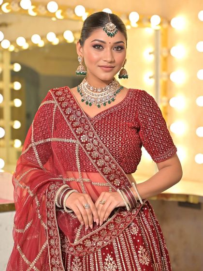 A complete bridal look featuring a heavy, gold-plated Kundan necklace, haath phool, and maang tikka, all available for rent.