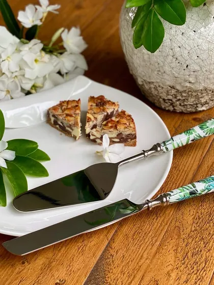 This tropical-themed cake server set is perfect for the brunch party queen. The lush green leaf print on the handles adds a touch of the tropics to your dessert serving palette.